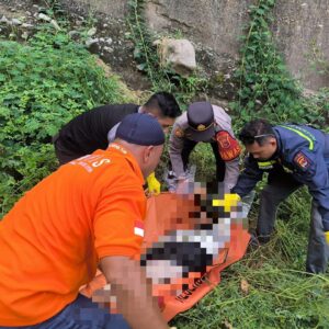 Diduga Pengaruh Minuman Keras, Seorang Pria Tewas Terjatuh Dari Tebing di Labuan Badas