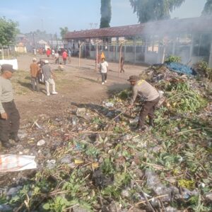 Polsek Tanjung Bersama Masyarakat Gelar Aksi Bersih Pasar dalam Rangka Bulan Bakti Gotong Royong