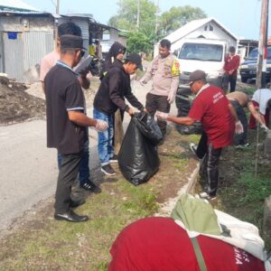 Jumat Bersih, Bhabinkamtibmas Desa Daha Ajak Warga Jaga Kamtibmas