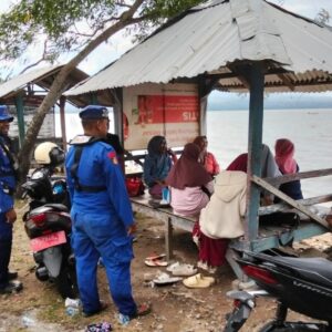 Pastikan Kenyamanan Masyarakat Yang Libur Akhir Pekan di Pantai Kalaki Sat Polairud Polres Bima Laksanakan PAM Wisata