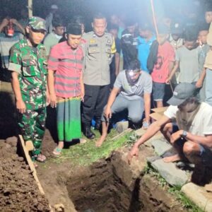 Bhabinkamtibmas Desa Seloto Hadiri Pemakaman Warga yang Mengakhiri Hidupnya dengan Cara Sendiri