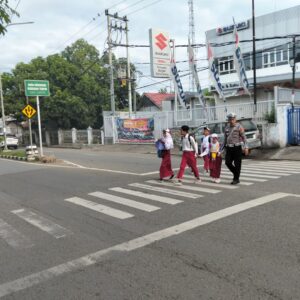 Sat Lantas Polres Bima Kota Laksanakan Rawan Pagi, Bantu Anak Sekolah dan Pejalan Kaki Menyeberang Jalan