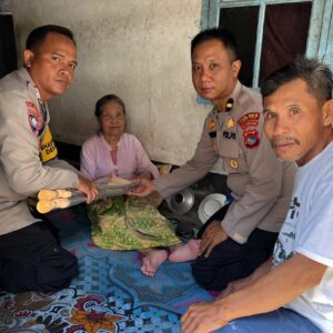 Wujud Kepedulian Polri: Bantuan Alat Bantu Jalan untuk Lansia di Lombok Barat