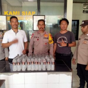 Pangkas Biang Kerok Keresahan, Polsek Bolo Sita Ratusan Botol Miras Jenis Arak