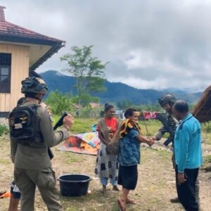 Ops Damai Cartenz-2025 Pererat Hubungan dengan Masyarakat Kampung Okpol Melalui Patroli Sambang