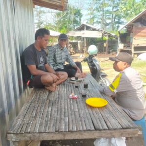 Bhabinkamtibmas Desa Jala Sambangi Warga, Imbau Jaga Kamtibmas dan Dukung Ketahanan Pangan