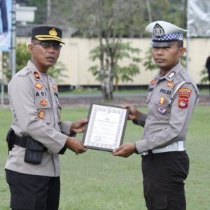 Toreh Prestasi, Tiga Anggota Polres Sumbawa Barat Terima Penghargaan