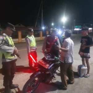 Antisipasi Kejahatan Malam, Polsek Seteluk Gelar KRYD Sasar Kendaraan dan Sajam