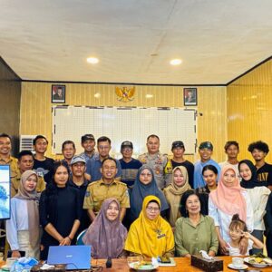 Bhabinkamtibmas Desa Sekongkang Bawah bersama Tiga Pilar dan Masyarakat “Ngopi Desa”, Bahas Penguatan Pariwisata dan Keamanan Wisatawan