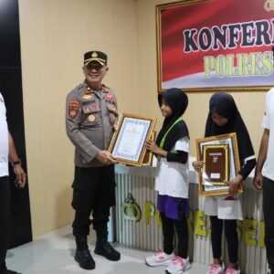 Dukung Pelajar di Dunia Olahraga, Polres Seruyan Beri Penghargaan 2 Atlet Muda Berprestasi