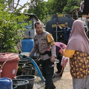Polri Untuk Masyarakat, Bhabinkamtibmas Polsek Woha dan Satsamapta Polres Bima Salurkan 5000 Liter Air Bersih di Desa Kalampa