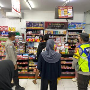 Cegah Tindak Pidana, Anggota Piket Polsek Poto Tano Laksanakan Patroli Dialogis