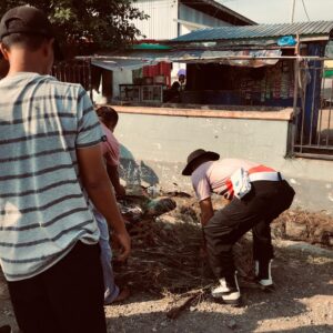 Personel Polsek Rasanae Barat Polres Bima Kota Laksanakan Bakti Sosial di Pasar Raya Amahami