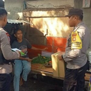 Personel Polsek Madapangga Salurkan Bantuan Bagi Dua Anak Perempuan Yang Tinggal Sebatang Kara
