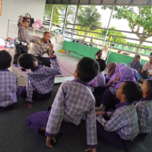 Sat Binmas Laksanakan “Police Goes to School” di RA Muslimat Tanjung, Kenalkan Profesi Polri dan Bahaya Narkoba Sejak Usia Dini