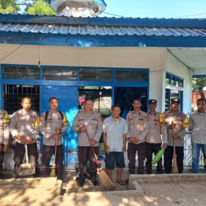 Polsek Rasanae Barat Gelar Aksi Jumat Bersih di Musholla Miftahurrahman Terminal Dara