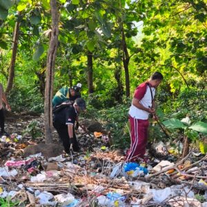 Kapolsek Batulanteh Turut Serta Kegiatan Gotong Royong Rutin di Simpang Kelungkung