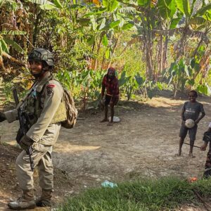 Satgas Damai Cartenz 2025 Sapa Mama Papua dan Anak-anak di Intan Jaya dalam Patroli Dialogis