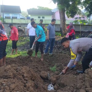 Bhabinkamtibmas Desa Manemeng Bersama Pemerintah Kecamatan Gotong Royong Membuat Kebun PKK/P2L
