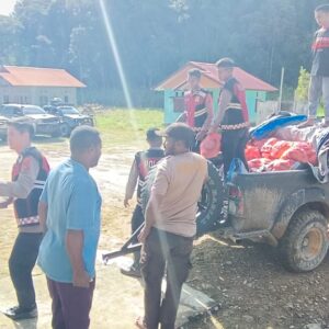 Polres Pegunungan Arfak Salurkan Bantuan Sembako kepada Warga Terdampak Longsor di Kampung Jim