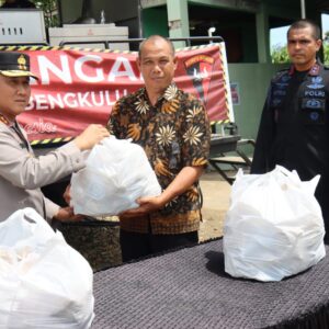 Kapolda Bengkulu Pantau Dan Bagikan Makanan Bagi Korban Terdampak Gempa 6,3 SR