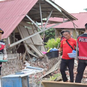 Polri Peduli Masyarakat: Personel Dit Samapta Polda Bengkulu Bantu Warga Bersihkan Rumah Roboh Pasca Gempa 6,3 SR