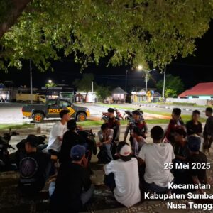 Patroli Dialogis Sat Samapta Polres Sumbawa Barat Sasar Remaja Nongkrong di Alun-Alun Kota Taliwang