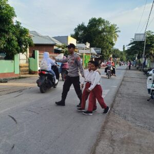 Personel Polsek Lambu Polres Bima Kota Laksanakan Rawan Pagi di Jalan Lintas Desa Sumi