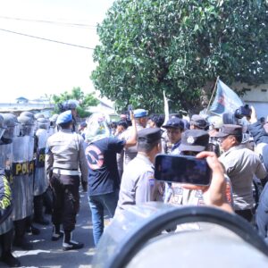 Polres Sumbawa Barat Kawal Ketat Aksi Unjuk Rasa KP4S, Pastikan Situasi Aman dan Kondusif