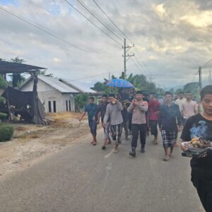 Kapolsek Labangka Hadiri Pemakaman Sekdes Sekokat, Wujudkan “Polri Untuk Masyarakat”