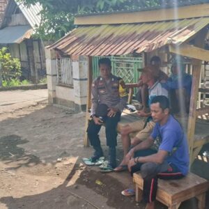 Selalu Hadir Ditengah Masyarakat, Kinerja Bhabinkamtibmas Polsek Soromandi Diapresiasi Warga