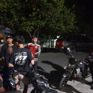 Anggota Piket Jaga Polsek Sekongkang Laksanakan Patroli Dialogis HEBAT di Desa Kemuning