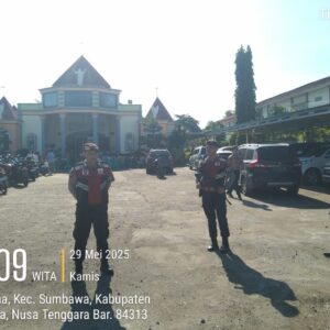 Polres Sumbawa Amankan Ibadah Kenaikan Isa Al Masih di Gereja Katolik Paroki Sang Penebus Sumbawa