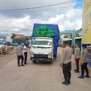 Polsubsektor Kawasan Pelabuhan Laut Sape Laksanakan Pengamanan dan Pemeriksaan Penumpang KMP Cakalang Tujuan Labuan Bajo