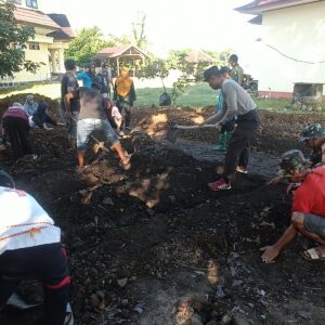 Gotong Royong Dukung Ketahanan Pangan: Polsubsektor Brang Ene Bersama TNI, Kecamatan, dan AGR Manfaatkan Pekarangan