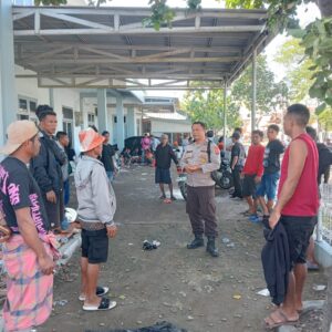 Polsek Kawasan Pelabuhan Laut Bima Gelar Jumat Curhat Bersama Buruh dan Penumpang Kapal