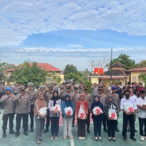 Kapolres Lombok Utara Bagikan 41 Paket Sembako kepada PHL Sambut Hari Bhayangkara ke-79