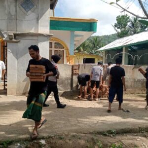Bakti Religi Polri: Polsek Sekotong Bersihkan Masjid Dusun Taman Sejati
