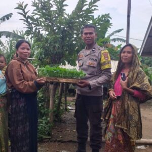 Dukung Ketahanan Pangan, Polsek Lembar Salurkan Bibit Cabai ke Warga