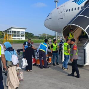 Polres Loteng Amankan Kedatangan Jamaah Haji di Bizam.