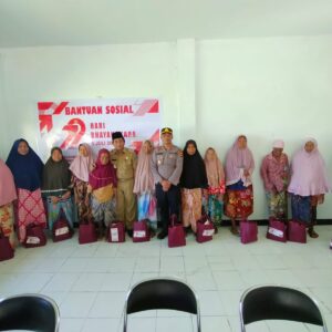 Jelang Hari Bhayangkara ke-79, Polres Loteng Salurkan Bantuan Sembako untuk Warga.