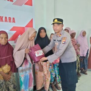 Jelang Hari Bhayangkara ke-79, Polres Loteng Salurkan Bantuan Sembako untuk Warga.  ‎