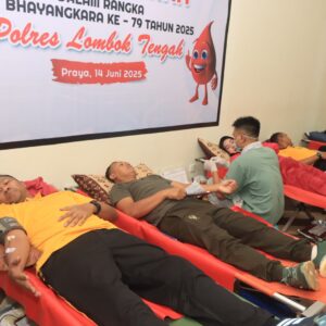 Polres Loteng Gelar Donor Darah Peringati Hari Bhayangkara ke-79.