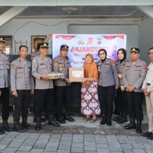 Polres Loteng Laksanakan Anjangsana, Peduli Warakawuri Jelang Hari Bhayangkara ke-79