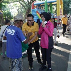 Polres Loteng Berikan Layanan Dan Baksos Gratis Saat Car Free Day.