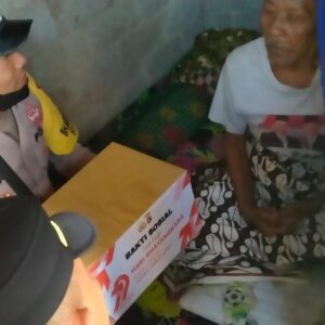 Hari Bhayangkara 79: Polsek Kediri Gelar Baksos di Dusun Ombae