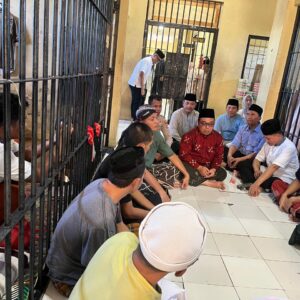 *Peringati Idul Adha, Kapolres Lombok Utara di Dampingi Ustadz Dedi Rahman Sambangi Rutan Polres