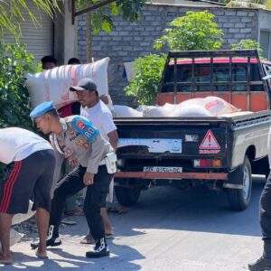 Cegah Hoaks, Polisi Edukasi Warga Lombok Barat Saat Patroli