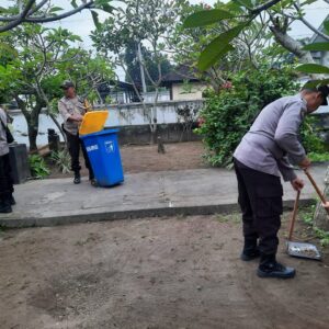 Polri Peduli: Pembersihan Pure Datar oleh Polsek Labuapi