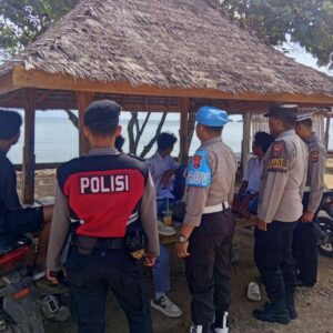 Polisi Hadir di Pantai Kemos, Wisata Aman Terjaga